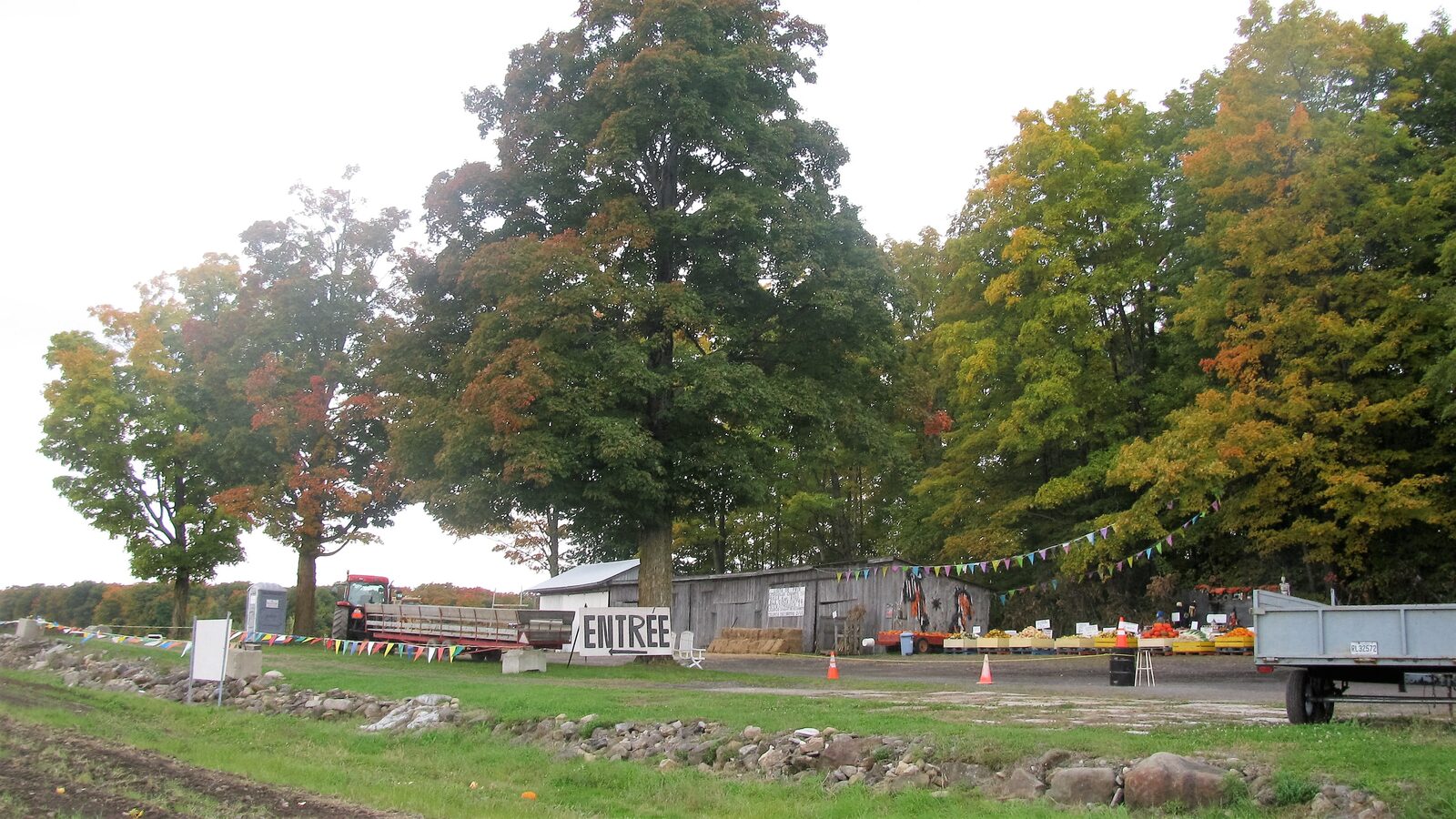 Entrée et kiosque de la ferme Les Citrouillards bordés d'érables d'automne