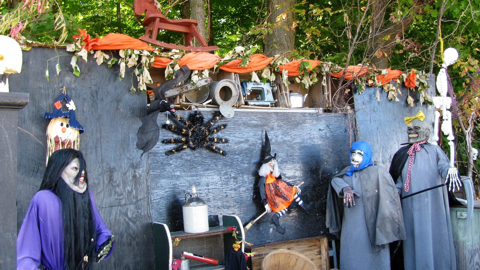 Décor d'Halloween joyeux et coloré à la ferme Les Citrouillards
