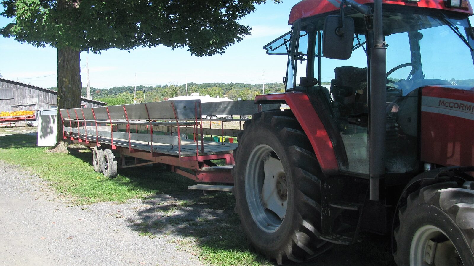 Tracteur et remorque pour le tour de tracteur à la ferme Les Citrouillards